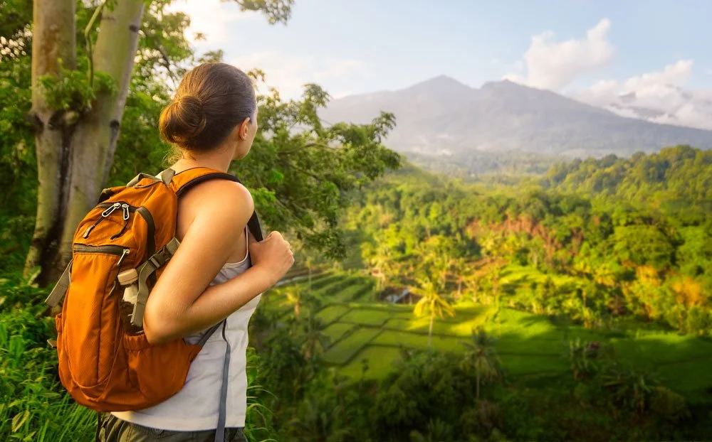 Frau mit Daypack in Indonesien von Hinten - Tolle Aussicht