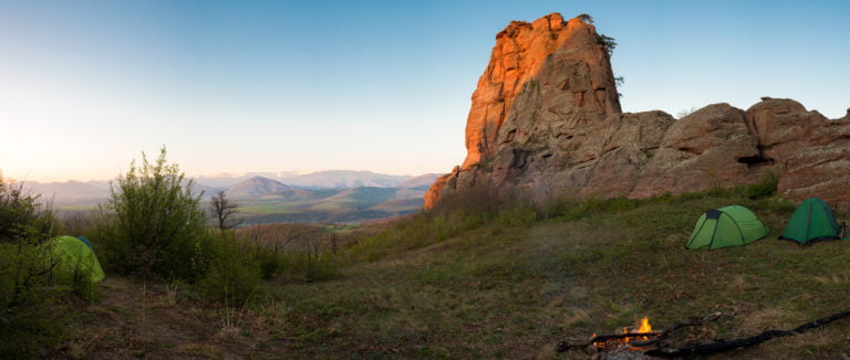 Outdoorlandschaft mit Zelten