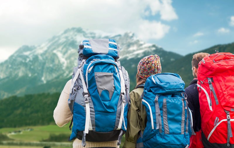 Drei Freunde mit verschiedenen Wanderrucksaecken