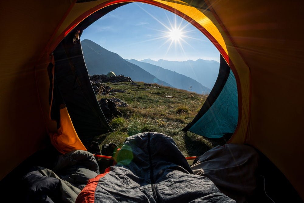 Zelt mit Schlafsack und schöner Aussicht
