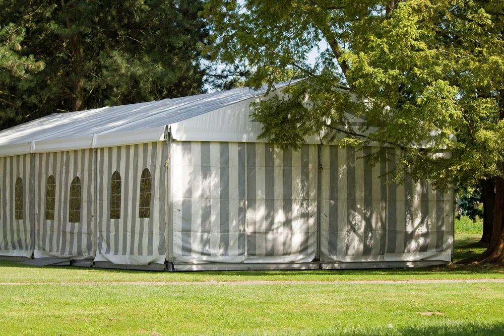 Großes Partyzelt aufgebaut im Park