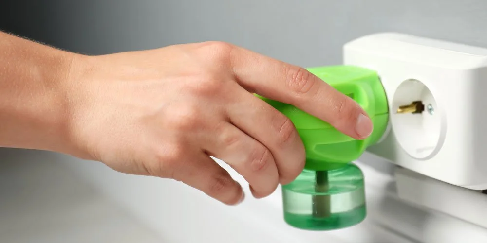 Mückenstecker wird in Steckdose gesteckt
