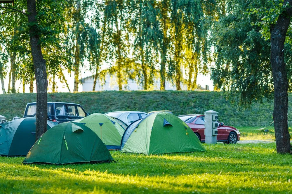 Verschiedene Wurfzelte in der Natur