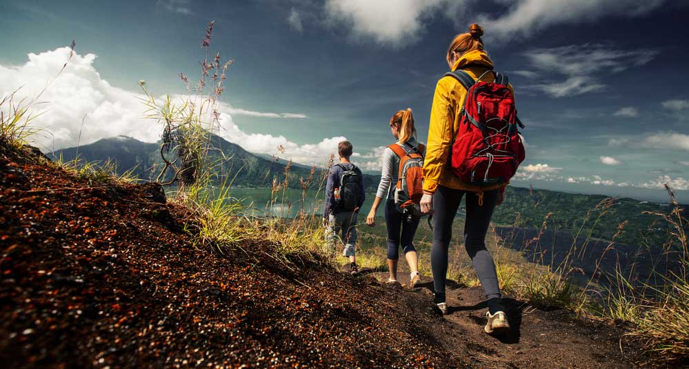 Gruppe beim Wandern verbrennt Kalorien