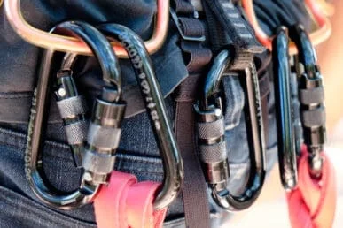 Gürtel mit einer großen Anzahl von Karabinern zum Klettern in Nahaufnahme