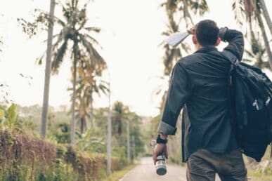 Mann verschwitzt beim Wandern