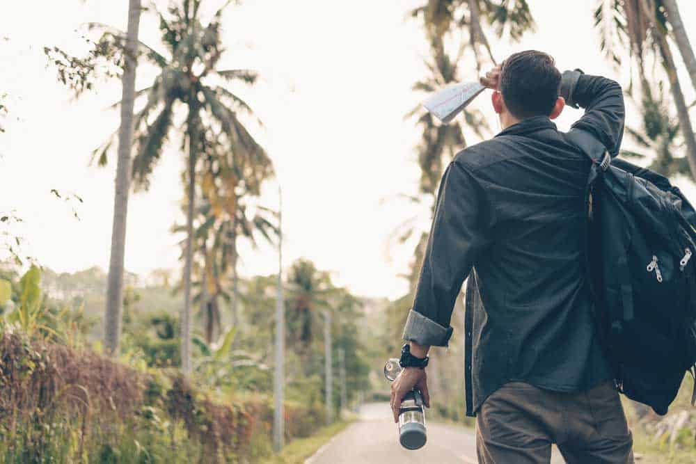 Mann verschwitzt beim Wandern