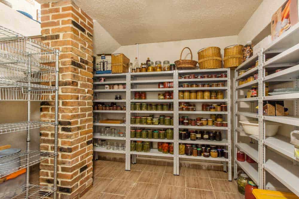 Lager für Lebensmittel im Keller mit vielen Regalen
