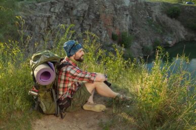 Mann mit Isomatte beim Wandern