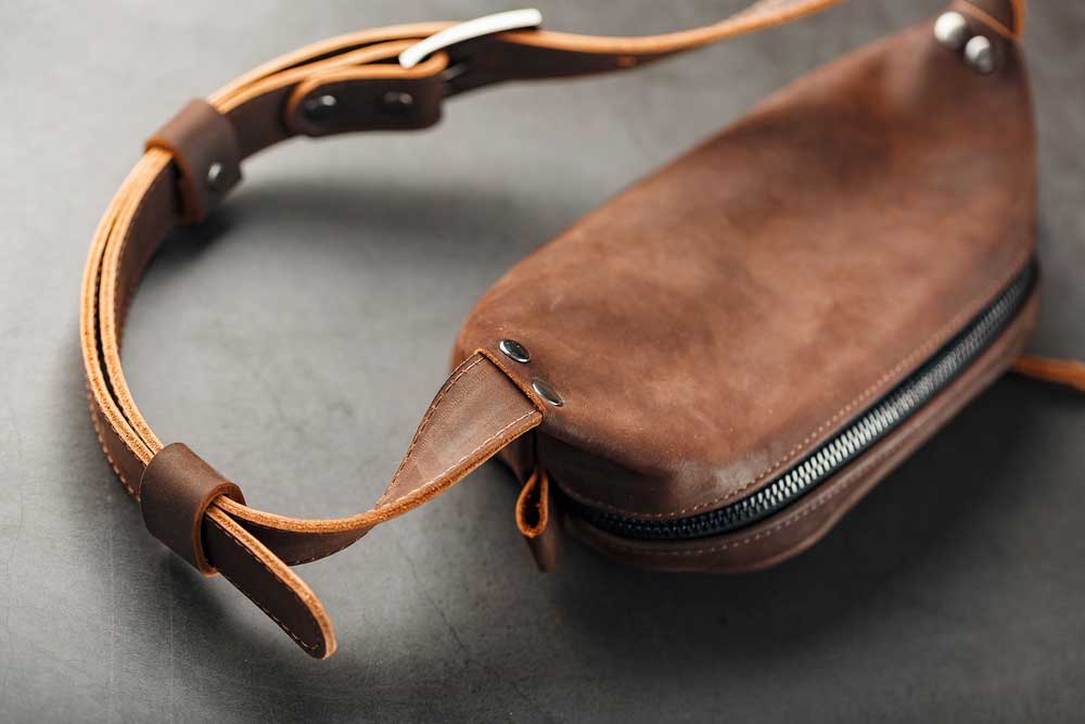 Reisebauchtasche aus Leder in Nahaufnahme