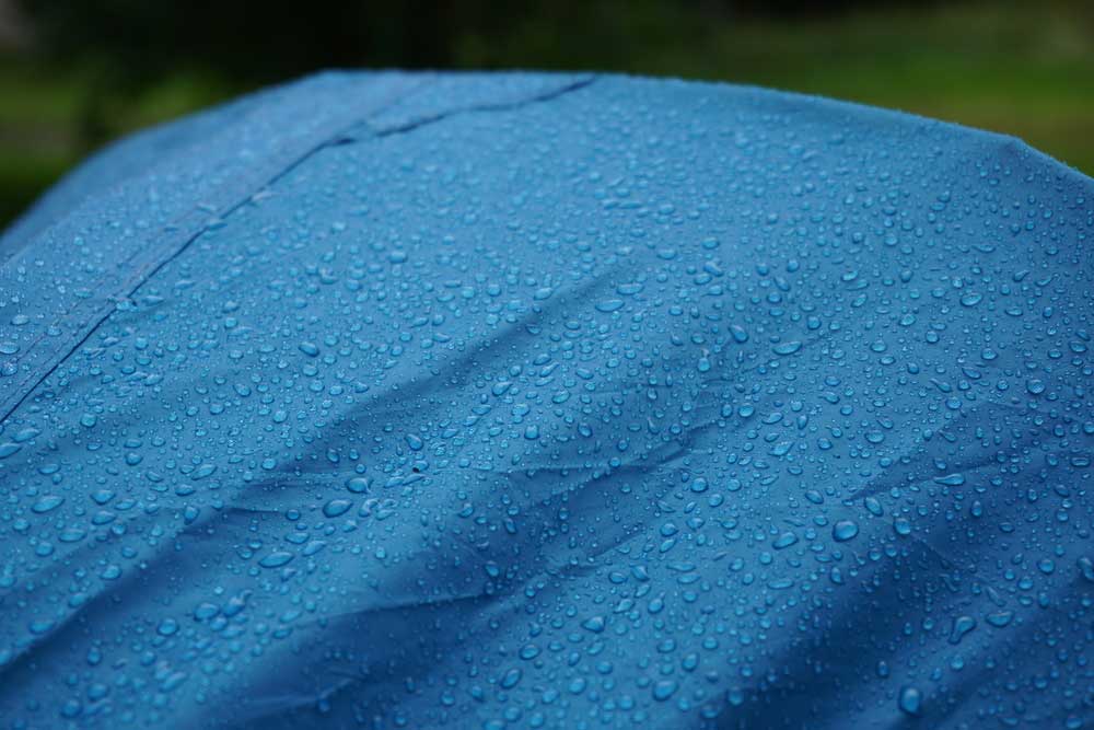 Zelt im Regen bei dem das Wasser abperlt