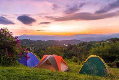Drei Zelte am Berg mit toller Aussicht